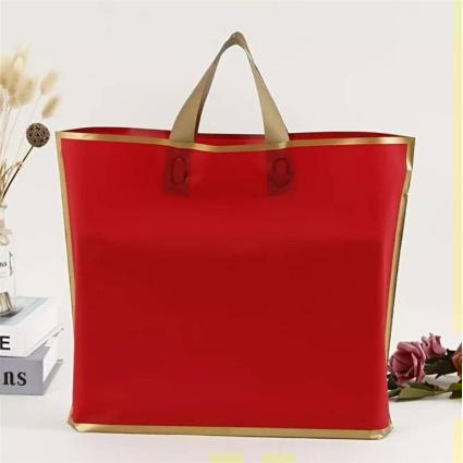 Κόκκινη Τσάντα Δώρου Πλαστική PVC Μπορντό με Χρυσή Επένδυση 40x9x35cm