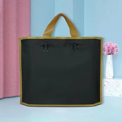 Τσάντα Δώρου Πλαστική PVC Μαύρο με Χρυσή Επένδυση 30x6x24cm