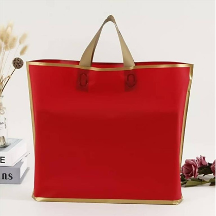 Κόκκινη Τσάντα Δώρου Πλαστική PVC Μπορντό με Χρυσή Επένδυση 45x10x39cm